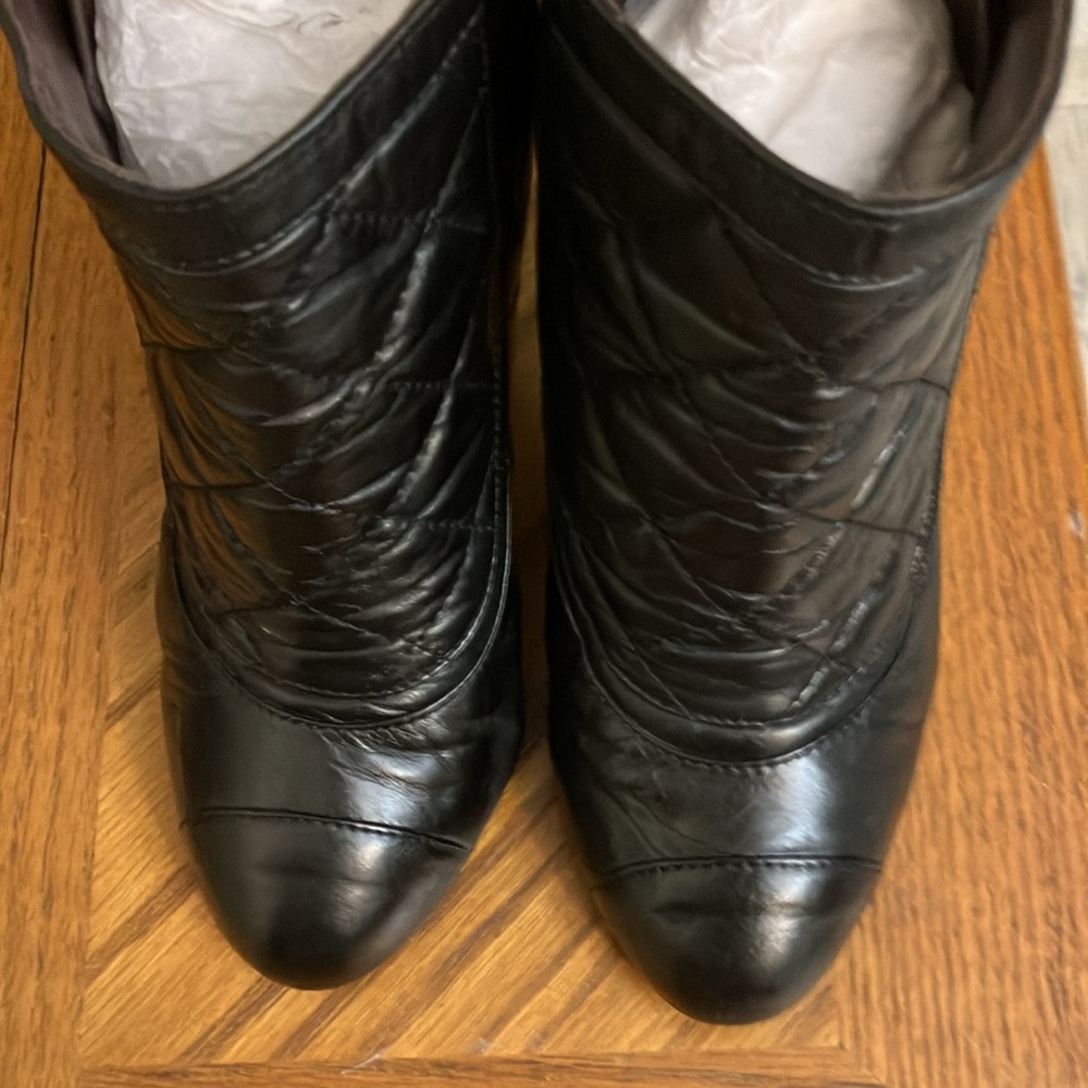Chanel VINTAGE AUTHENTIC Quilted Black Leather Ankle Boots 4” Swirl Heel 36/6